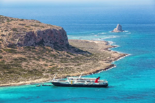 Côte de Crète, baie de Balos, Grèce. Le navire va sur la mer turquoise merveilleuse. Station touristique populaire : un paysage par une journée ensoleillée d'été . — Photo