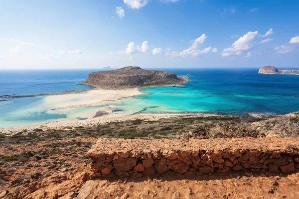 Paysage ensoleillé de la journée d'été avec plage de sable, mer turquoise et montagnes. Ligne d'horizon bleue. Place pour les touristes repos Balos lagon, rivage de l'île de Crète, Grèce. Mer Ionienne, Egée et Libyenne . — Photo