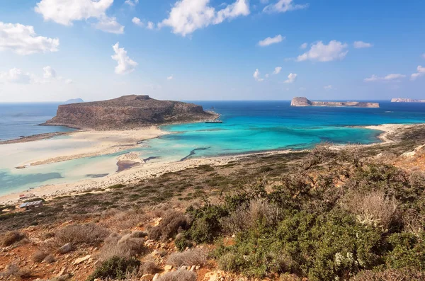 Paysage ensoleillé de la journée d'été avec plage de sable, mer turquoise et montagnes. Ligne d'horizon bleue. Place pour les touristes repos Balos lagon, rivage de l'île de Crète, Grèce. Mer Ionienne, Egée et Libyenne . — Photo