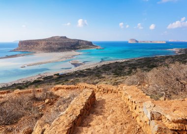 Crete kenarı, Balos bay, Yunanistan. Şaşırtıcı tel kum, turkuaz ve mavi renk gemiyle deniz. Popüler turistik tatil. Güneşli bir yaz bir manzara.