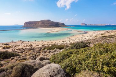 Beyaz insanlarla beach nerede alt-ebilmek var olmak seen, denizin dibinde kum. Güzel dağlar bir mavi ufuk üzerinde. İnanılmaz Balos. Güneşli bir yaz bir manzara. Girit Adası, Yunanistan.