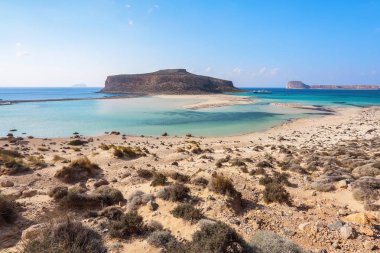 Crete kenarı, Balos bay, Yunanistan. Şaşırtıcı tel kum, turkuaz ve mavi renk gemiyle deniz. Popüler turistik tatil. Güneşli bir yaz bir manzara.