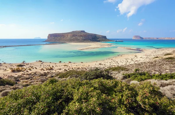 Place pour les touristes repos Balos lagon, rivage de l'île de Crète, Grèce. Mer Ionienne, Egée et Libyenne. Paysage ensoleillé de la journée d'été avec plage de sable, mer turquoise et montagnes. Ligne d'horizon bleue . — Photo