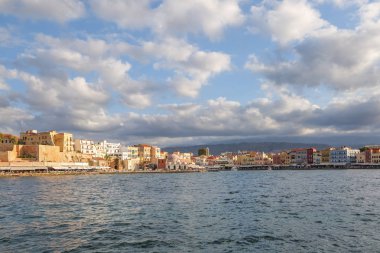 Chania şehir Yunanistan'da Girit Denizi'nin Batı kıyısında bir bağlantı noktasıdır. Mimarlık, yapı, bir Türk Hamamı ilginç bir turistik, uzun bir iskelesi, ev sahipliği yapmaktadır. Ufuktaki dağlar.