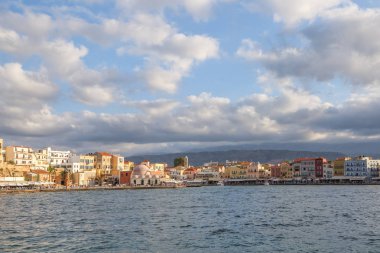 Chania liman şehir panoraması. Emarald deniz, kafeden bir sahil görünümü manzaralar, renkli evleri, ilginç bir bakış. Akdeniz. Yunanistan'da popüler turist resort