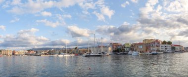 Seaport kasaba Hanya, Girit Adası Yunanistan Panoraması. Ahşap pantons, demirli yatlar, gemi, tekne ile bir liman. Modern ve eski evler renkli mimarisi. Ufuktaki dağlar