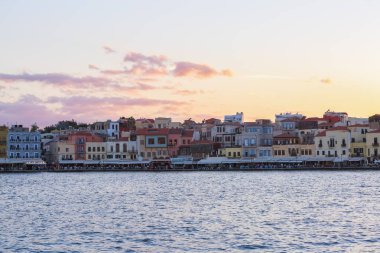 Chania şehir Yunanistan'da Girit Denizi'nin Batı kıyısında bir bağlantı noktasıdır. Mimari ilginç bir turistik, uzun bir iskelesi. Akdeniz. Dinlenmek için bir harika yaz günü.