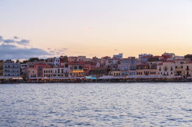 Chania şehir Yunanistan'da Girit Denizi'nin Batı kıyısında bir bağlantı noktasıdır. Mimari ilginç bir turistik, uzun bir iskelesi. Akdeniz. Dinlenmek için bir harika yaz günü.
