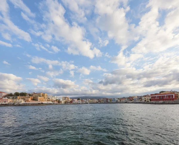 La ciudad de Chania es un puerto en la costa oeste del mar de Creta en Grecia, isla de Creta. Una atracción turística, un muelle largo, arquitectura interesante. Montañas en el horizonte. Gran día de verano . — Foto de Stock