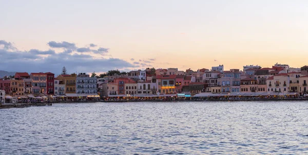 La ciudad de Chania es un puerto en la costa oeste del mar de Creta en Grecia. Una atracción turística, un muelle largo, arquitectura interesante. El mar Mediterráneo. Un maravilloso día de verano para la relajación . — Foto de Stock