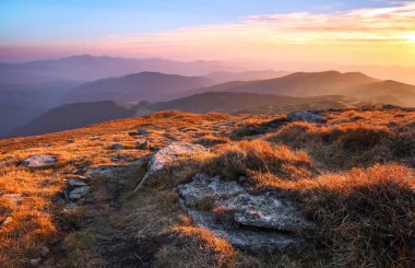 İlginç gün doğumu ile Panorama çevreyi aydınlatır. Güzel dağlar ve taşlar ile Manzara. Fantastik sonbahar manzarası. Turistik tatil Karpat ulusal parkı, Ukrayna Avrupa.