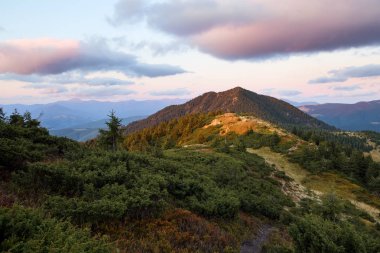 Dağ manzarası, güzel gün batımı bulutlu gökyüzü ve turuncu renkli ufuk. Mutlu düşüşler Turistik bölge Karpatyalı, Ukrayna Avrupa.