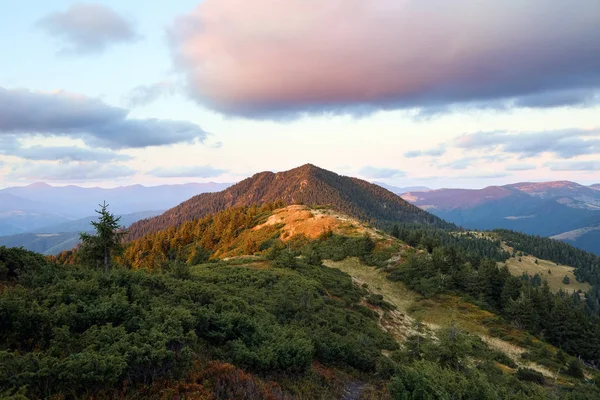 Berglandschaft mit wunderschönem Sonnenuntergang, bewölktem Himmel und orangefarbenem Horizont. fantastische herbstliche ländliche Landschaft. — Stockfoto