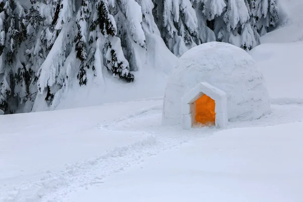 Den breda stigen leder till den snöiga igloon. Vinterbergslandskap. Hus med ljus. Plats plats Karpaterna, Ukraina, Europa. — Stockfoto