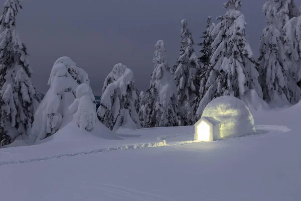 冬夜山水. Igloo站在雪地的草坪上. 有光的房子 地点：喀尔巴阡山脉，乌克兰，欧洲. — 图库照片