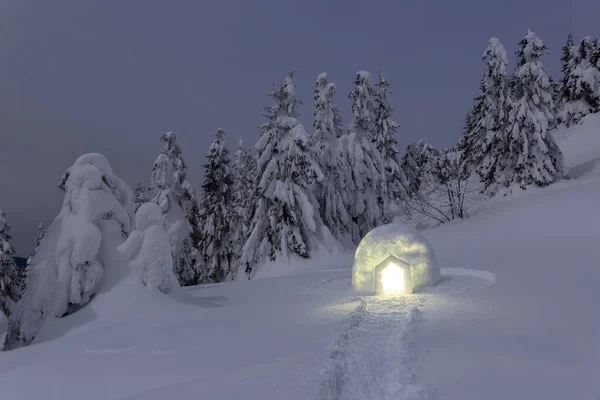Nocne zimowe krajobrazy górskie. Igloo stoi na zaśnieżonym trawniku. Dom ze światłem. Lokalizacja miejsce Karpaty, Ukraina, Europa. — Zdjęcie stockowe