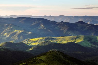 Güzel mavi gökyüzü olan dağ manzarası. Muhteşem bir bahar manzarası. Turistik bir yer. İnanılmaz bir yaz dönemi duvar kağıdı arka planı. Doğanın yeniden doğuşu kavramı. Dünyayı Kaydet.