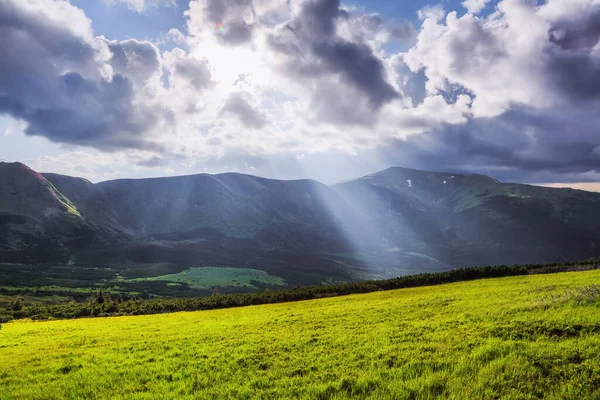 Sun Rays Enlighten Forests Mountain Landscape Beautiful Sky Clouds Majestic — Stock Photo, Image