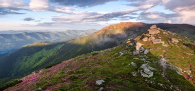 Güzel mavi gökyüzü olan dağ manzarası. Muhteşem bir bahar manzarası. Panoramik manzara. Turistik bir yer. İnanılmaz bir yaz dönemi duvar kağıdı arka planı. Doğanın yeniden doğuşu kavramı.