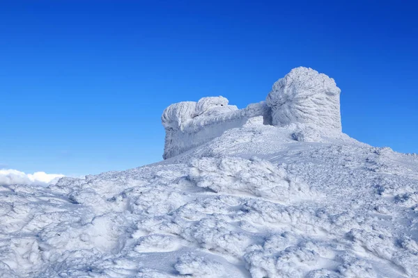 古い展望台は雪のテクスチャで覆われていた 冬の風景 高い山と青空の美しい風景 芝生は白い雪で覆われていた 壁紙雪の背景 テキストのためのフリースペース — ストック写真