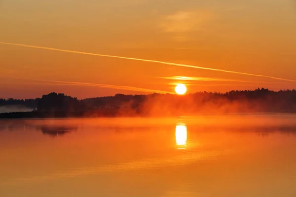 Hermosa Puesta Sol Refleja Lago Cielo Con Nubes Naranjas Amarillas — Foto de Stock