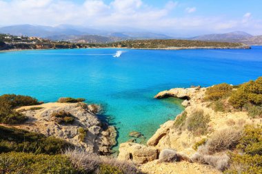 Girit Adası, Yunanistan. Gezginlerin ve turistlerin olmadığı boş bir sahil. Güzel yaz manzaralı deniz manzarası. 2020 yaz seyahati. Tatil iptali, kapalı plajlar. Romantik rahatlama yerleri.