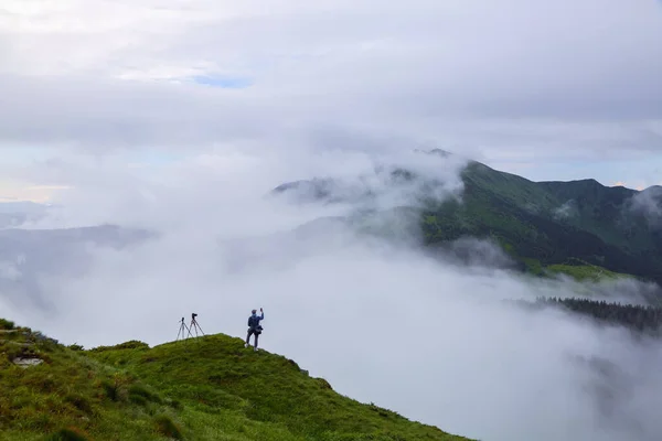 Fotógrafo Turista Fica Colina Manhã Verão Nebulosa Paisagem Altas Montanhas — Fotografia de Stock
