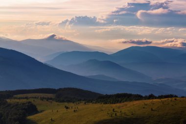 İnanılmaz bir bahar dağı manzarası. Doğa manzarası. Bulutlu dramatik gökyüzü. Turistik bir yer. Yaz dönemi duvar kağıdı arka planı. Doğanın yeniden doğuşu kavramı. Gezegenin yeniden canlanması..