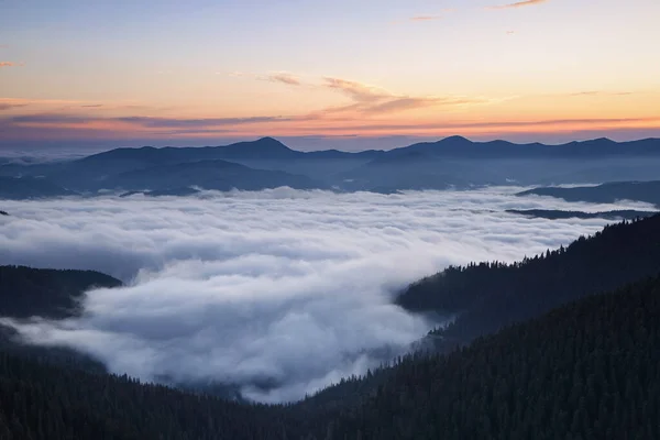 Amanecer Increíble Paisaje Con Altas Montañas Niebla Cielo Niebla Mañana — Foto de Stock