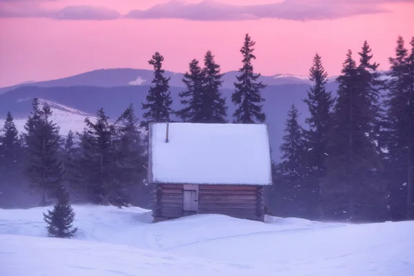 草坪上被雪覆盖的旧木屋 美妙的日出 壮观的冬季风景 高山和森林的景观 墙纸背景 Carpathian Ukraine Europe — 图库照片
