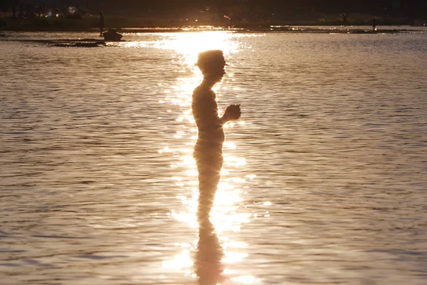 Silueta Brillo Refleja Agua Increíble Puesta Sol Lago Día Verano — Foto de Stock