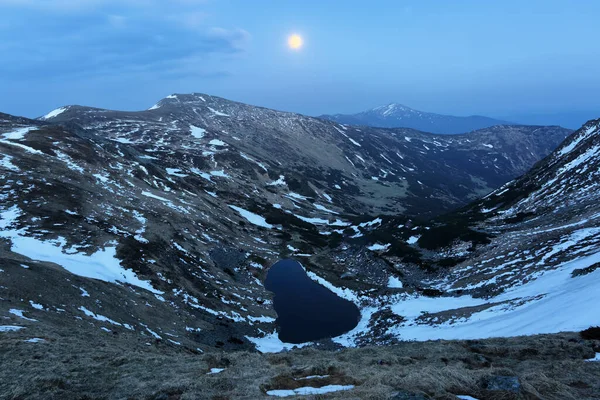 Paisajes Nocturnos Lago Las Altas Montañas Luna Ilumina Valle Prados —  Fotos de Stock