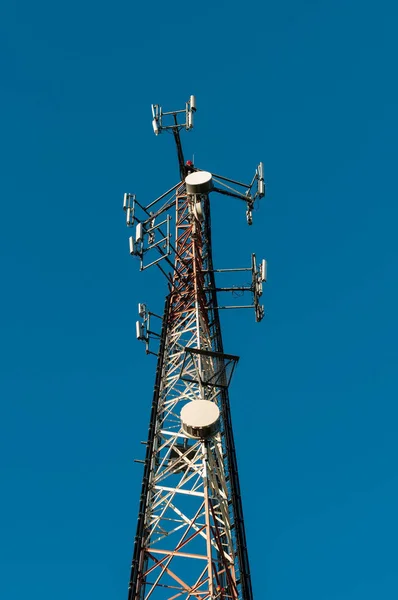 Torre Telecomunicações Contra Céu Azul — Fotografia de Stock