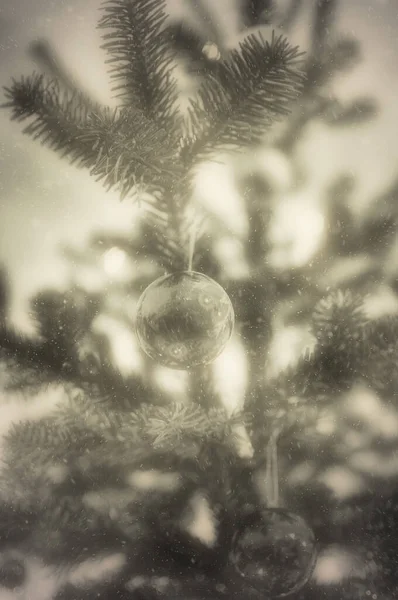 Fondo Tarjeta Navidad Bolas Navidad Pino Con Nieve Cayendo —  Fotos de Stock