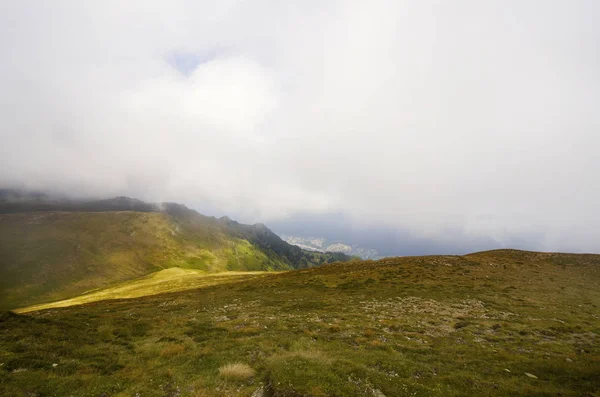 朝の霧山 シナヤ ルーマニア — ストック写真