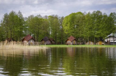 su kenarında dinlenmek
