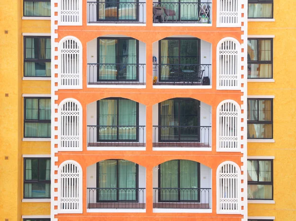 Poziome Kondominium Budynku Wielu Piętro Balkonem — Zdjęcie stockowe