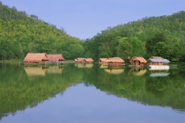 Pier kulübe taze su Lagünü üzerinde yüzen.
