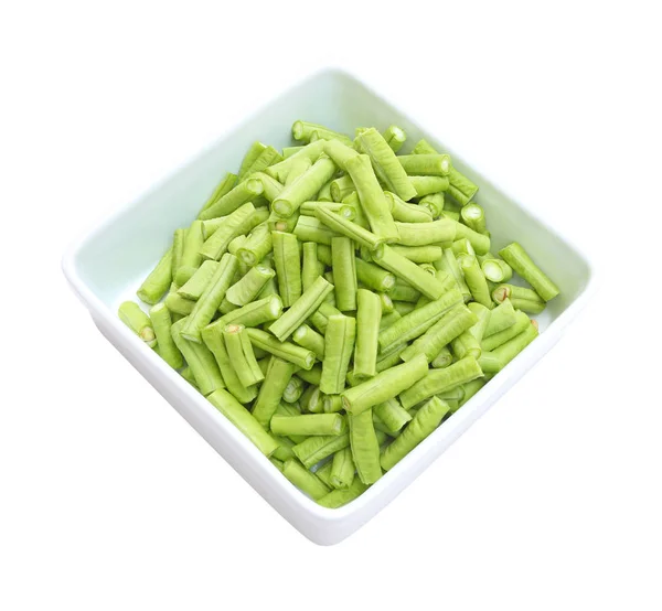 新鮮なチョップ緑の庭長い豆を白い背景にボウルに入れ — ストック写真