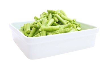 Taze pirzola, beyaz arka planda uzun fasulye..