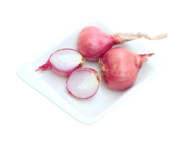 Échalote Préparée Avant Cuisson Dans Une Assiette Sur Fond Blanc — Photo