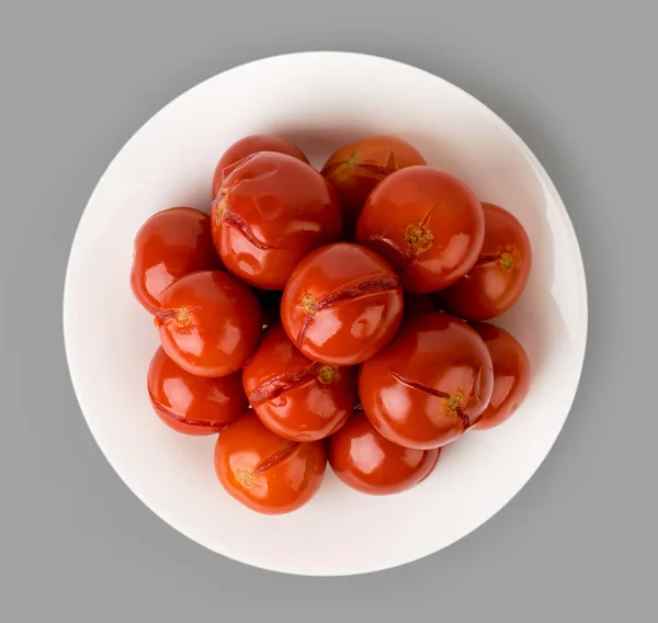 在盘子里腌制的西红柿。顶部的形式. — 图库照片