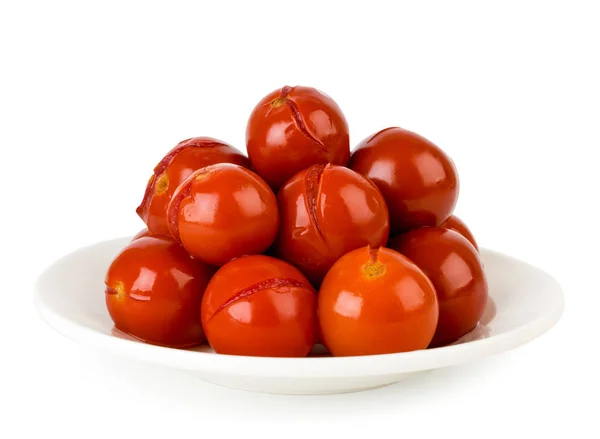 Tomates marinados en un plato blanco de cerca, aislados . — Foto de Stock