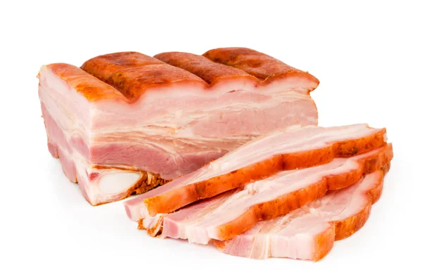 Un morceau de bacon et des tranches de bacon gros plan . — Photo