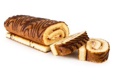 Bisküvi rulo beyaz bir arka plan üzerinde parçalar halinde kesin. izole