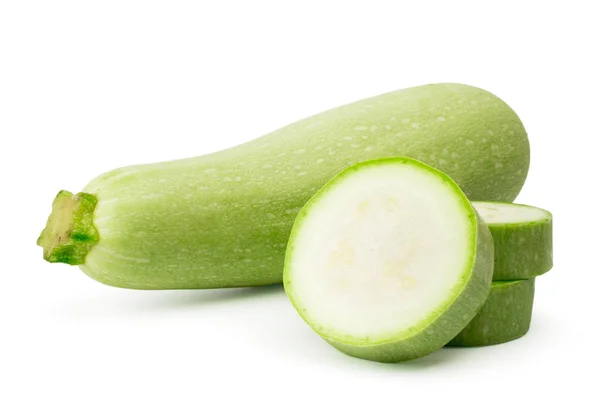 Una zucchina e diversi cerchi di zucchine su sfondo bianco primo piano . — Foto Stock