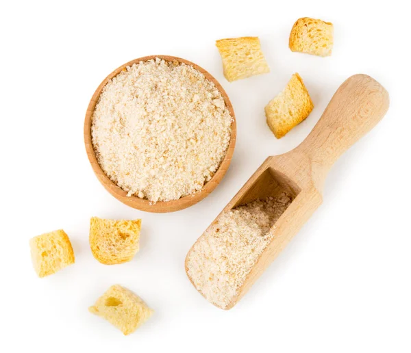 Trozos de pan seco y pan rallado en un plato de madera y cuchara en un blanco. Aislado, vista superior . — Foto de Stock