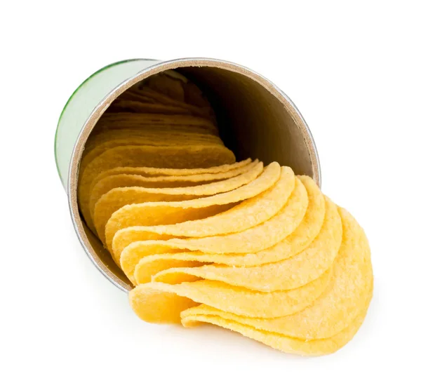 Patates cipsi bir beyaz kutunun dışında dökülen izole. — Stok fotoğraf
