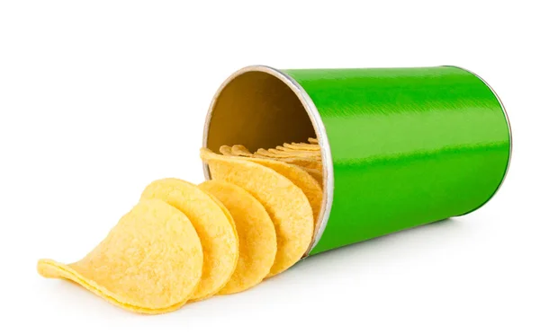 Las papas fritas cayeron de un frasco verde de cerca en un blanco. Aislado . — Foto de Stock