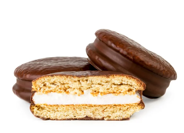 Cokelat biskuit sandwich dan setengah pada putih, terisolasi . — Stok Foto